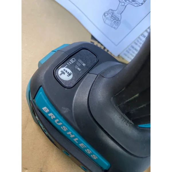 Máy siết bu lông Makita